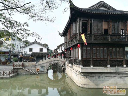重庆单轨丝滑变轨视频火到国外,马斯克也点赞:难以置信!